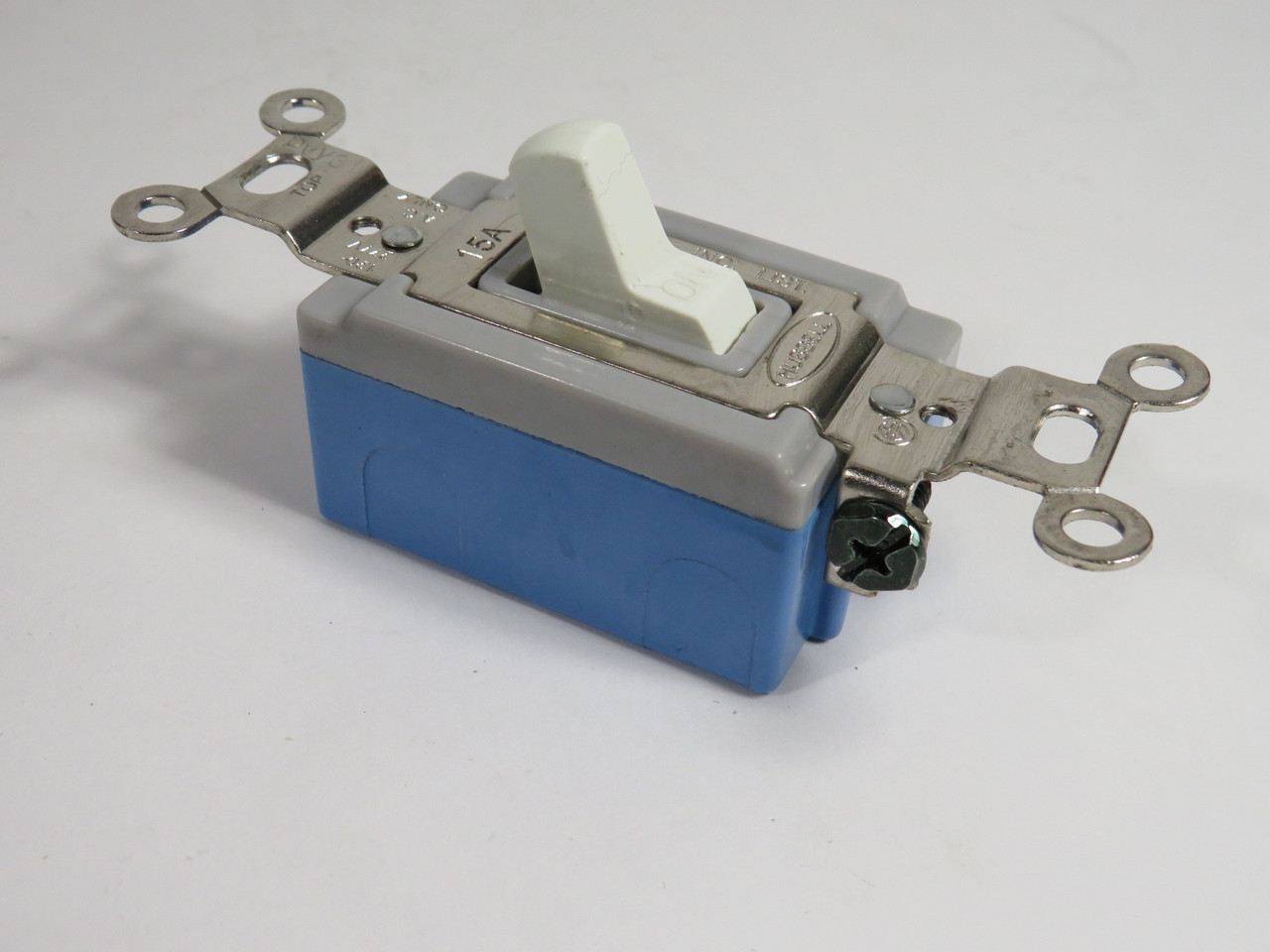 Hubbell HBL1201I Ivory Toggle Switch 15A 120/277V NO MOUNTING SCREWS USED