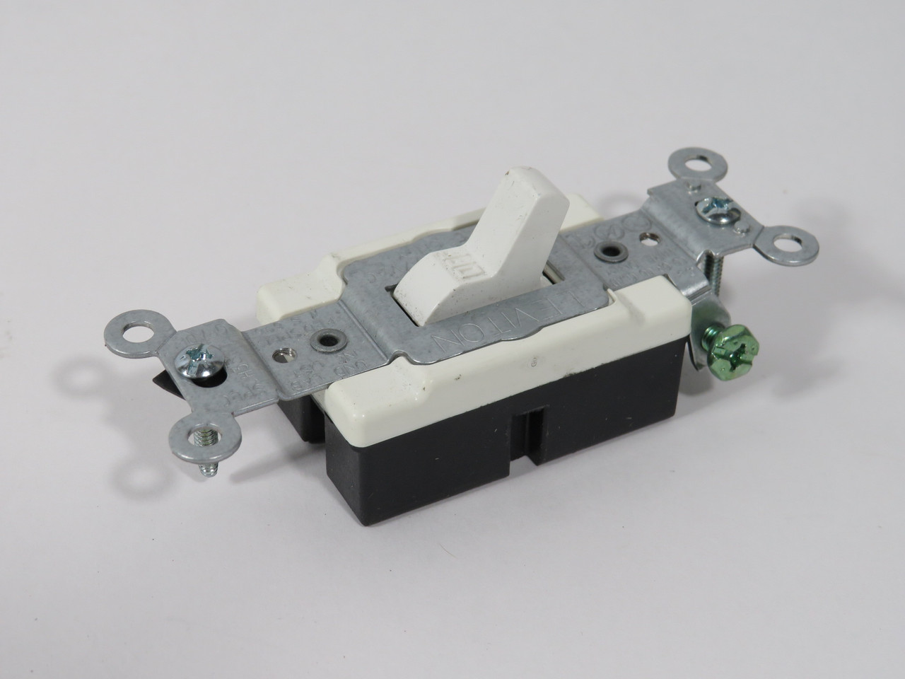Leviton S02-CS120-2WS Toggle Switch 20A 120/277V 1-Pole PACKAGE DAMAGE NEW
