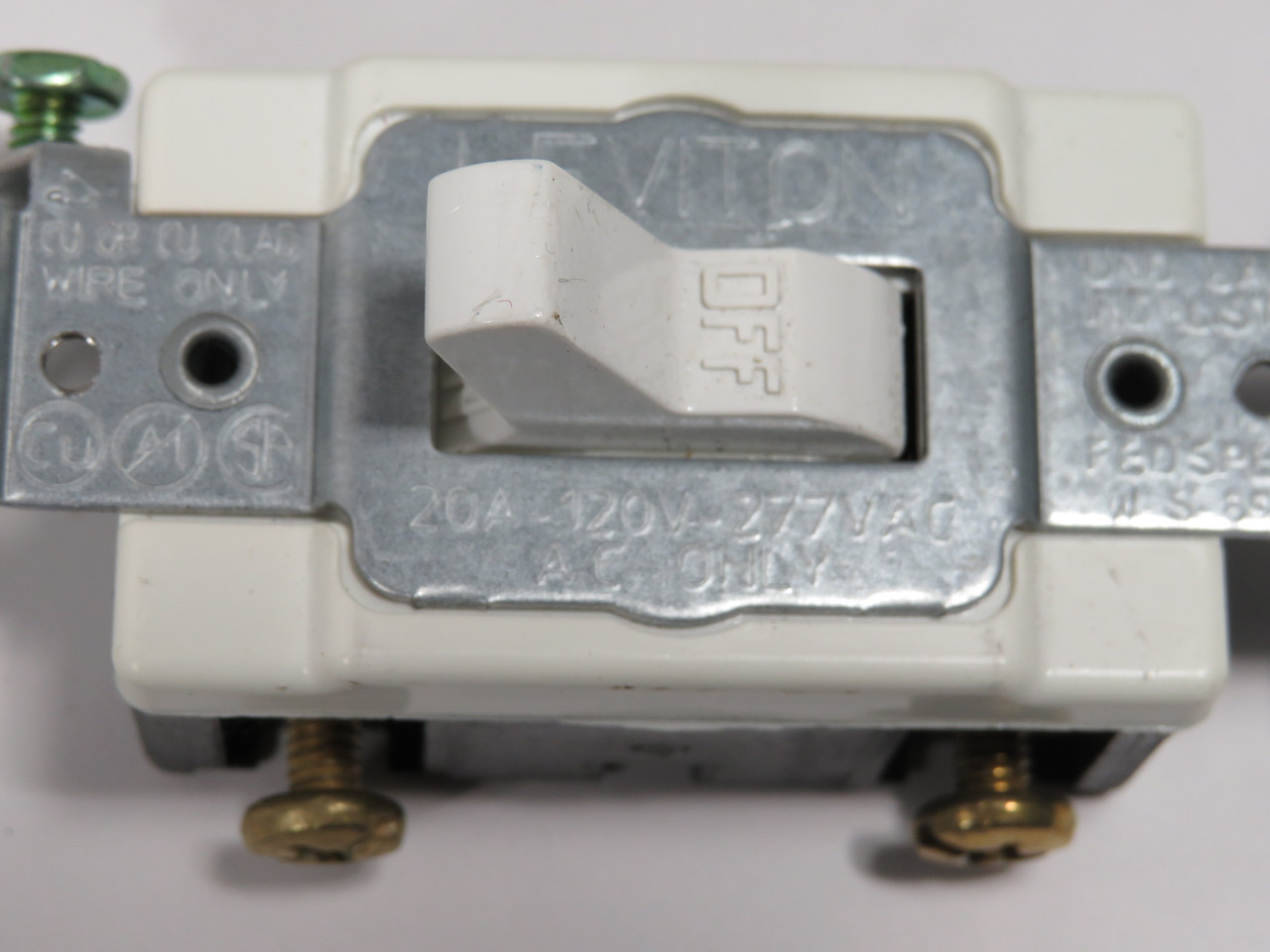 Leviton S02-CS120-2WS Toggle Switch 20A 120/277V 1-Pole PACKAGE DAMAGE NEW