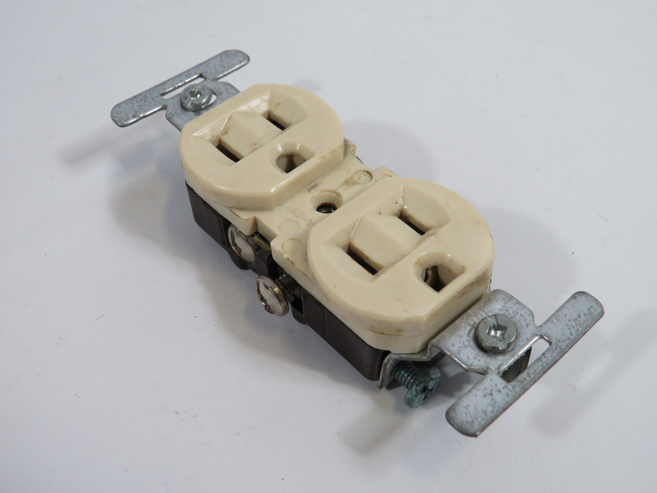 Generic Duplex Receptacle 15A 125V/270V USED