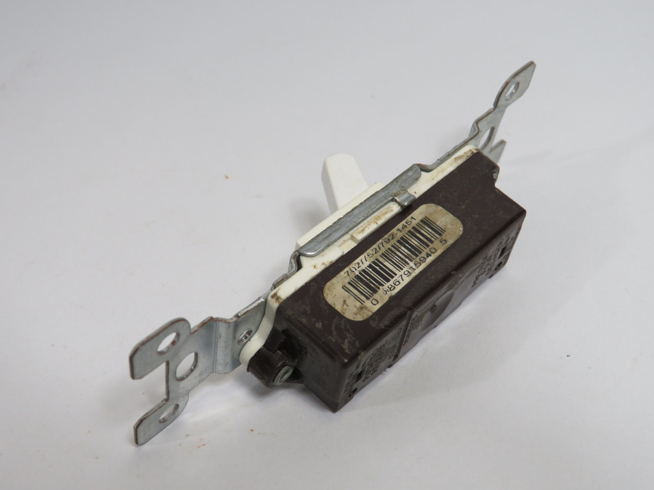 Leviton 1451-W Toggle Switch White 15A 120V MISSING SCREWS USED