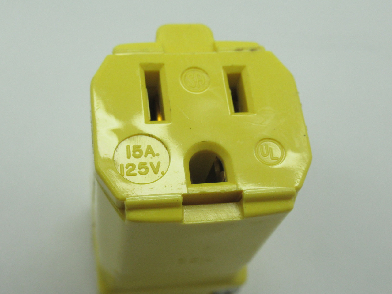 Hubbell HBL5969VYCW Straight Blade Connector 15A 125V 2P 3W USED