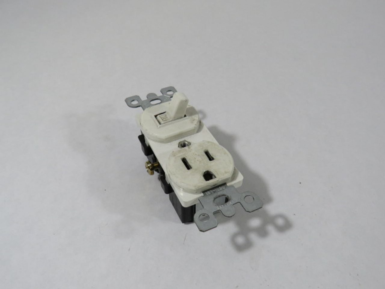 Leviton 043-5225 15A 120VAC Switch and Receptacle Combo USED