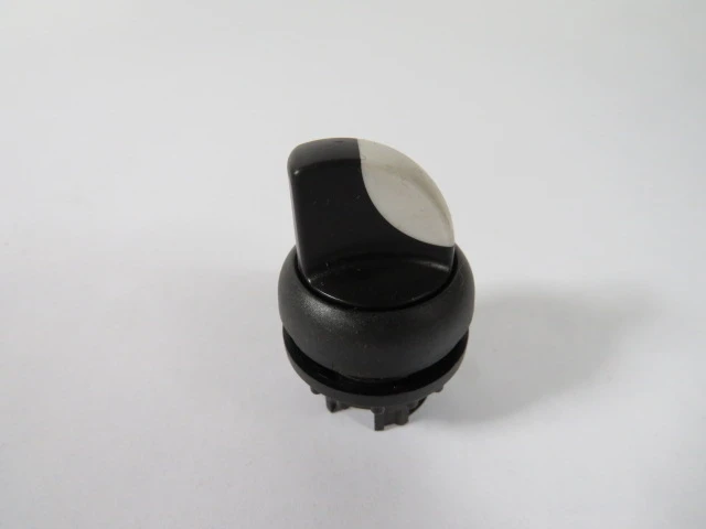 Cutler-Hammer M22S-WRK Selector Switch Operator Only 2-Position USED