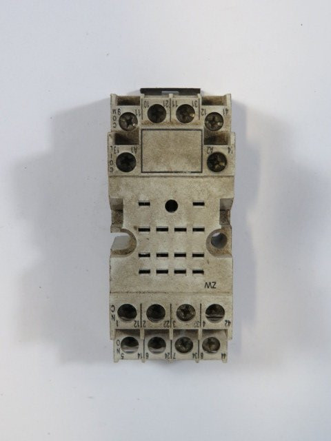 Allen-Bradley 700-HN103 Series C Relay Socket 10A 300V USED