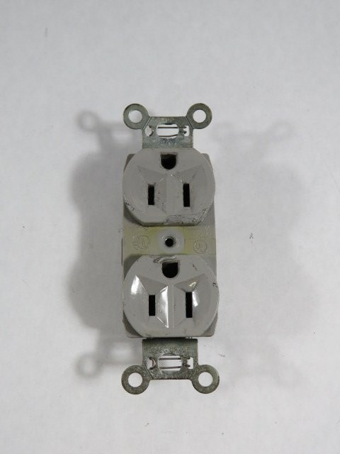 Pass & Seymour CR15GRY 15A 125V Duplex Receptacle SLIGHT DAMAGE USED