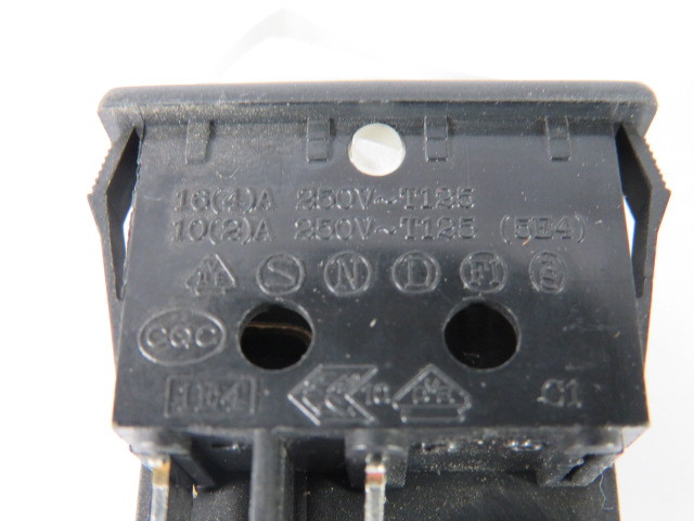 Canal R210-1C5N-BW Rocker Switch White 16A 125/250VAC 1/4HP USED