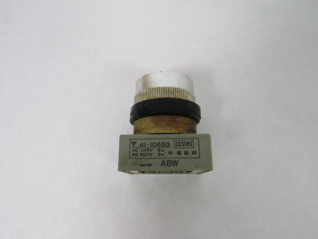Izumi ABW100R Red Flush Push Button 125-300VAC 3-5A No Contacts USED