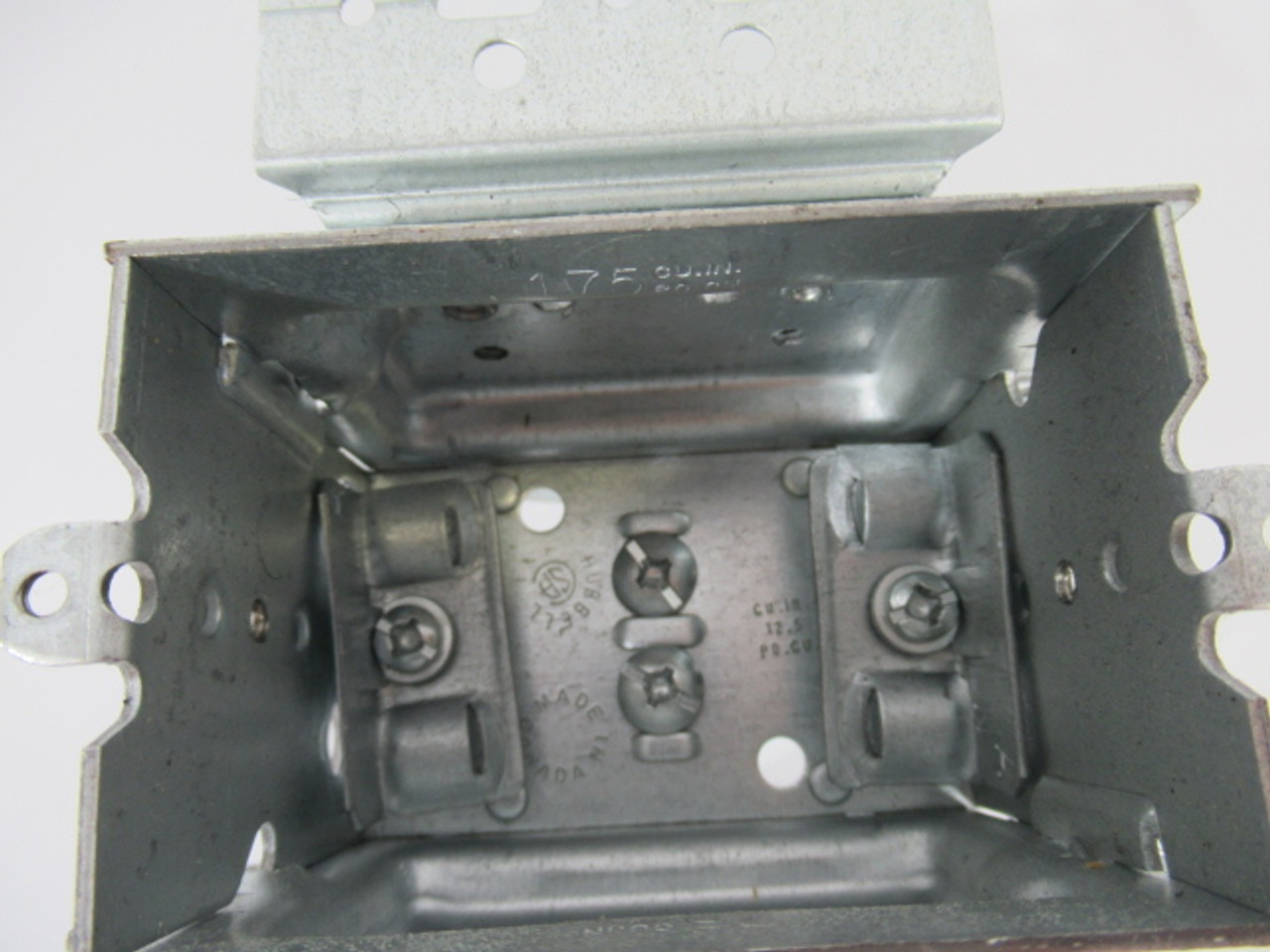 Hubbell 1104-MSBUBAR Deep Gangable Device Box 2"Wx3"Lx2-1/2"D 12.5cu in ! NOP !