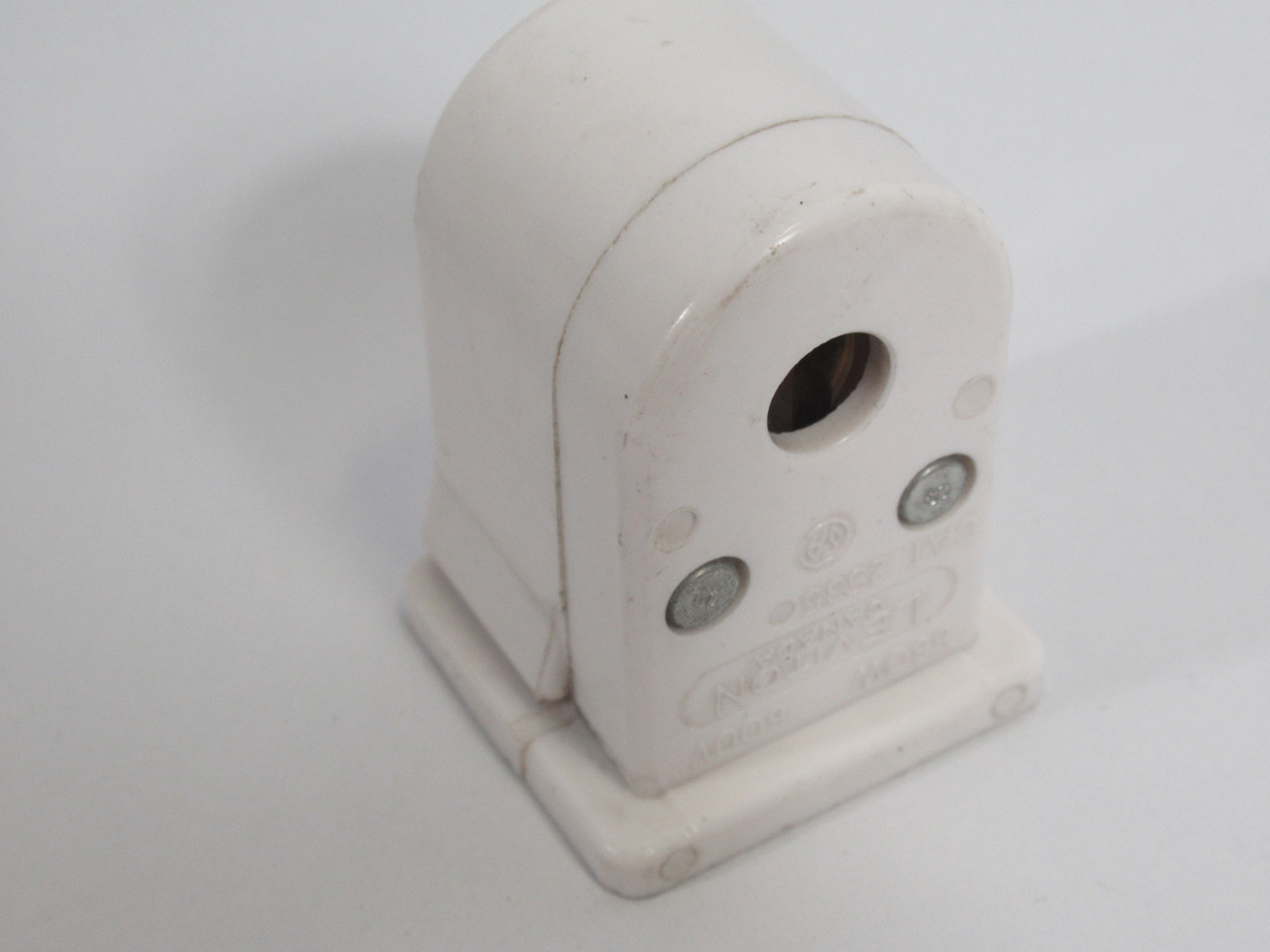 Leviton 2535 Fluorescent Lamp Holder 660W 600V USED