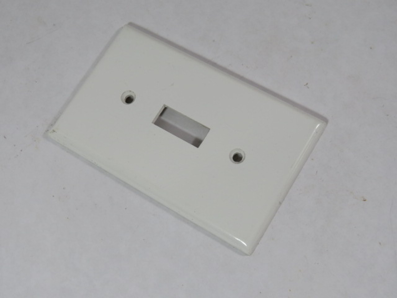 Leviton 020-88001 1-Gang Toggle Switch Wall Plate White USED