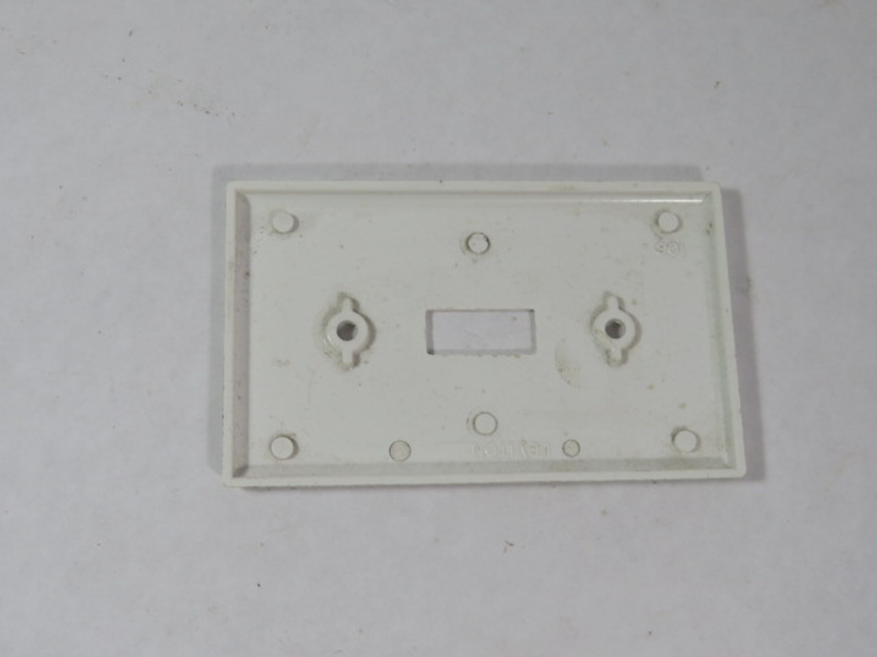 Leviton 020-88001 1-Gang Toggle Switch Wall Plate White USED