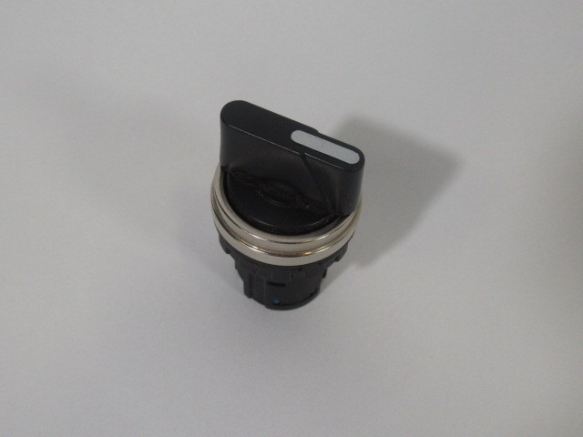 IDEC HW4S-2T Selector Switch 2 POS Maintain USED