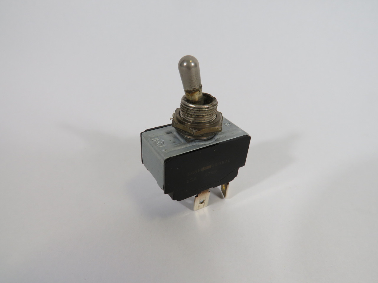 Cutler-Hammer XTD3A1A2 2-POS Toggle Switch 20A 250VAC 1-1/2HP ON-OFF USED