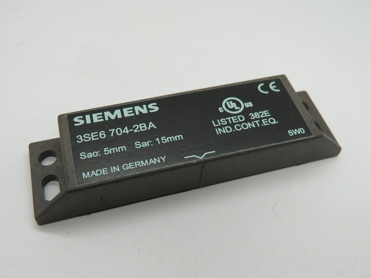 Siemens 3SE6704-2BA Magnetic Safety Switch Actuator 5mm Operating Distance NWB