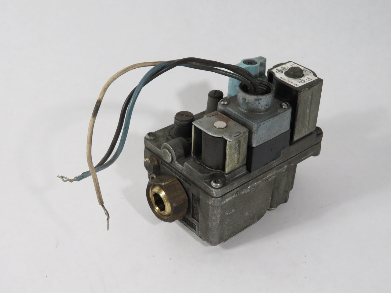 White-Rodgers 36E01A-254 Gas Valve 120V 50/60Hz 5.0" WC 0.13A 1/2" x 1/2" USED