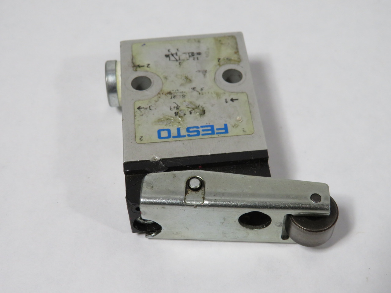 Festo 2272 RS-3-1/8 Roller Lever Valve G1/8 3.5-8 bar SHELF WEAR USED