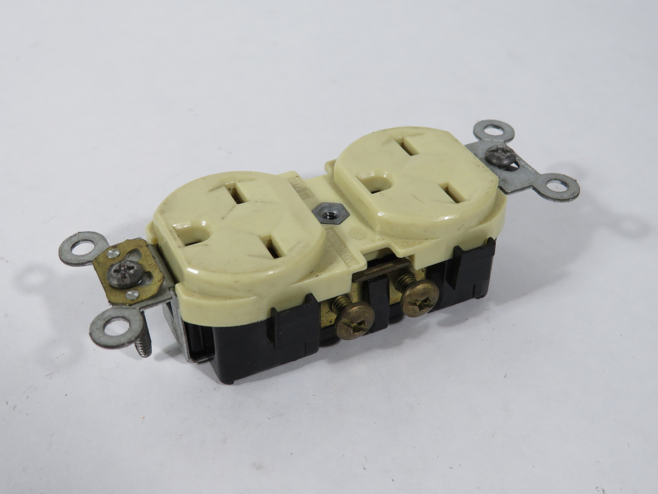 Leviton 5028-I Duplex Receptacle 15A 250V 3W 2P NEMA 6-15R Ivory USED