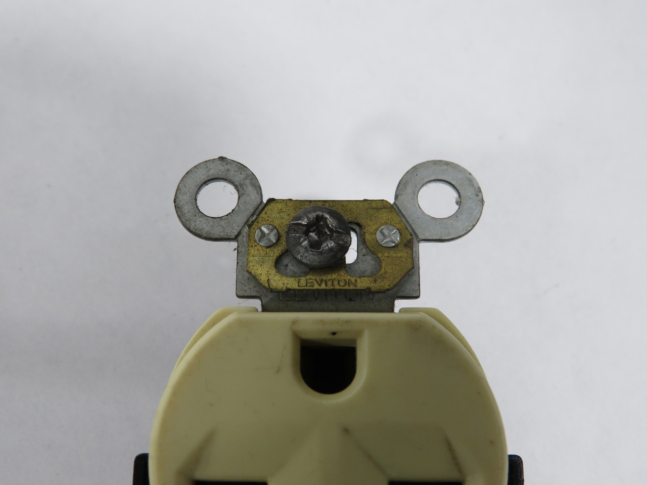 Leviton 5028-I Duplex Receptacle 15A 250V 3W 2P NEMA 6-15R Ivory USED