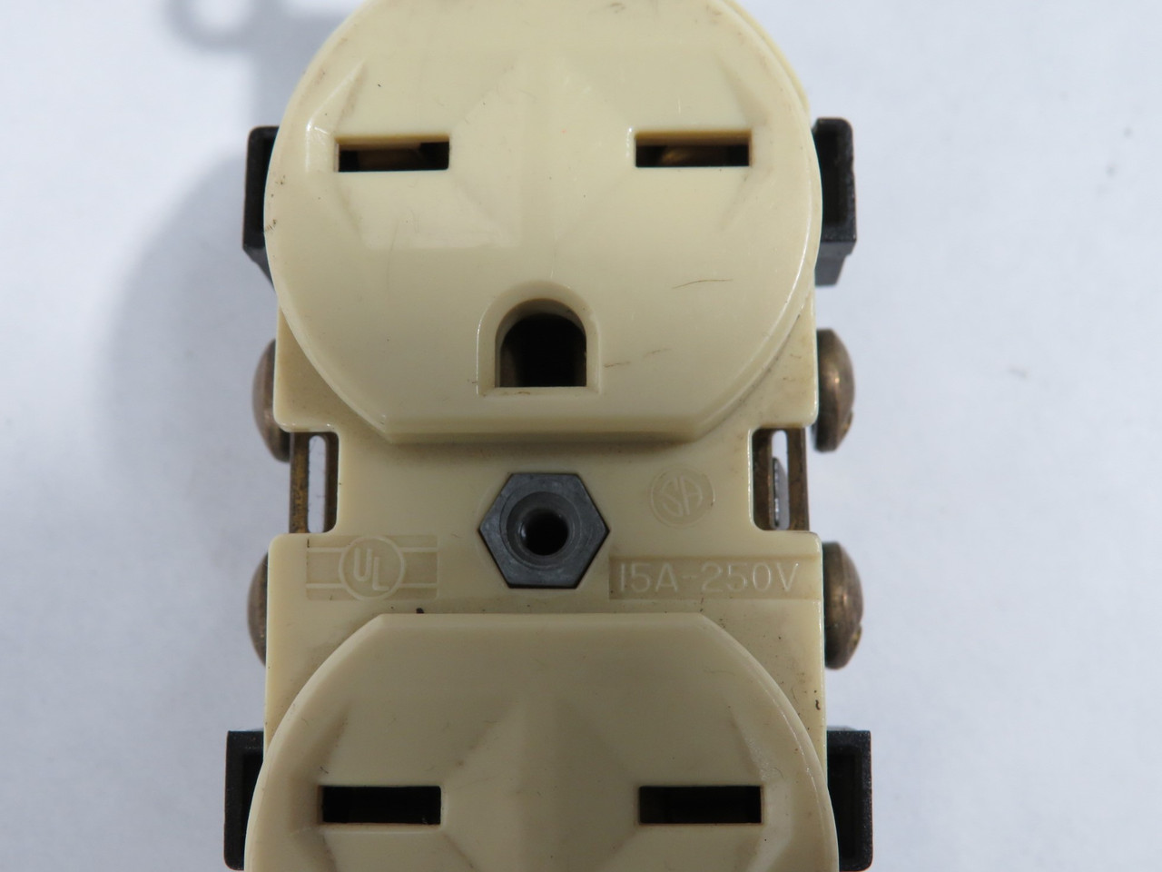 Leviton 5028-I Duplex Receptacle 15A 250V 3W 2P NEMA 6-15R Ivory USED