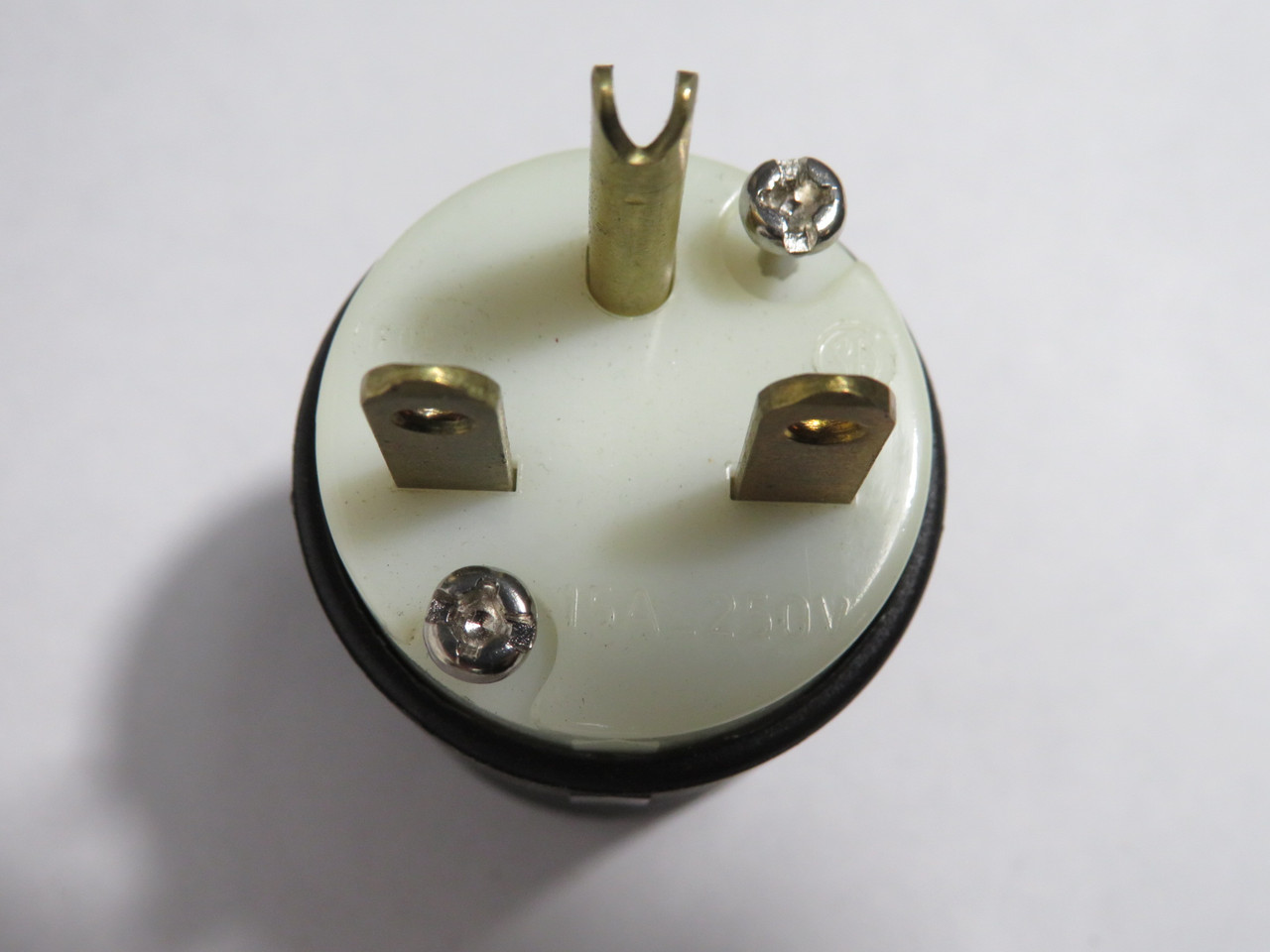 Pass & Seymour 5666-XCN Straight-Blade Plug 15A 250V 3W White/Black BOX DMG NEW