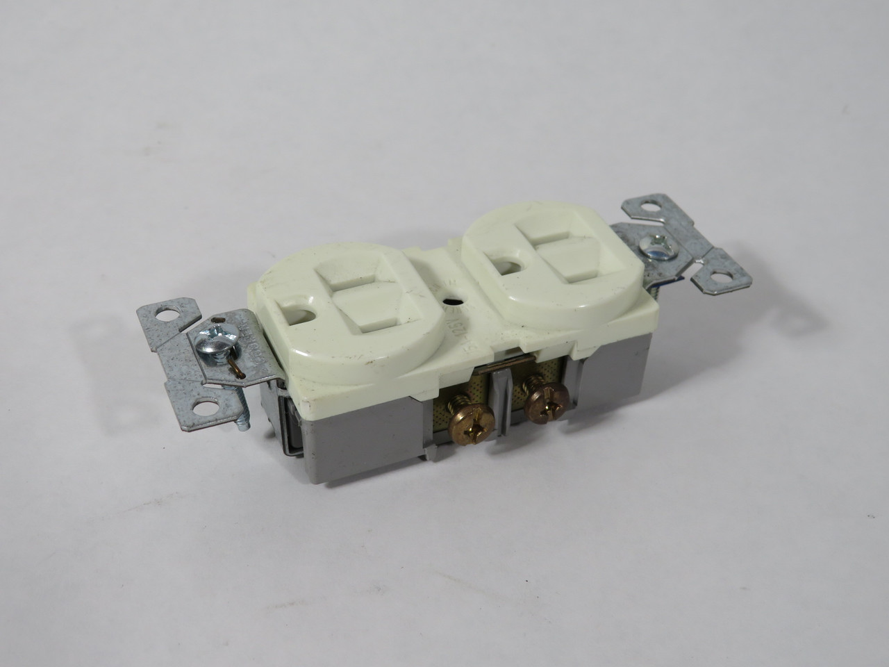Cooper CR15W Duplex Receptacle 15A 125V 2P 3W NEMA 5-15R White USED