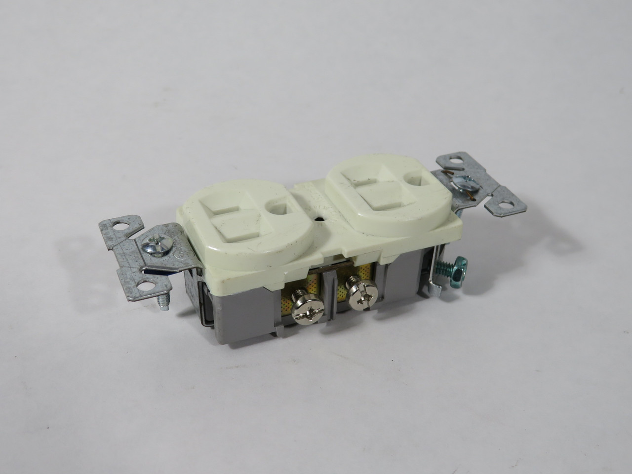 Cooper CR15W Duplex Receptacle 15A 125V 2P 3W NEMA 5-15R White USED