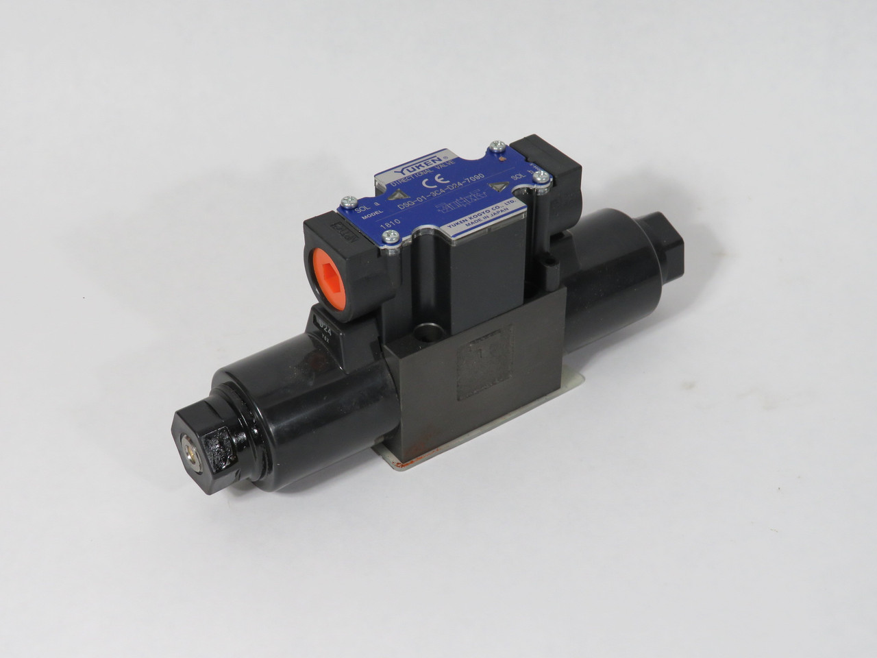 Yuken DSG-01-3C4-D24-7090 Directional Valve 24VDC 3-Position A&B-T NEW