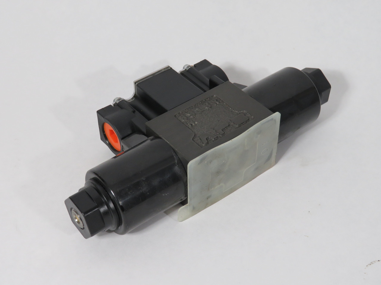 Yuken DSG-01-3C4-D24-7090 Directional Valve 24VDC 3-Position A&B-T NEW