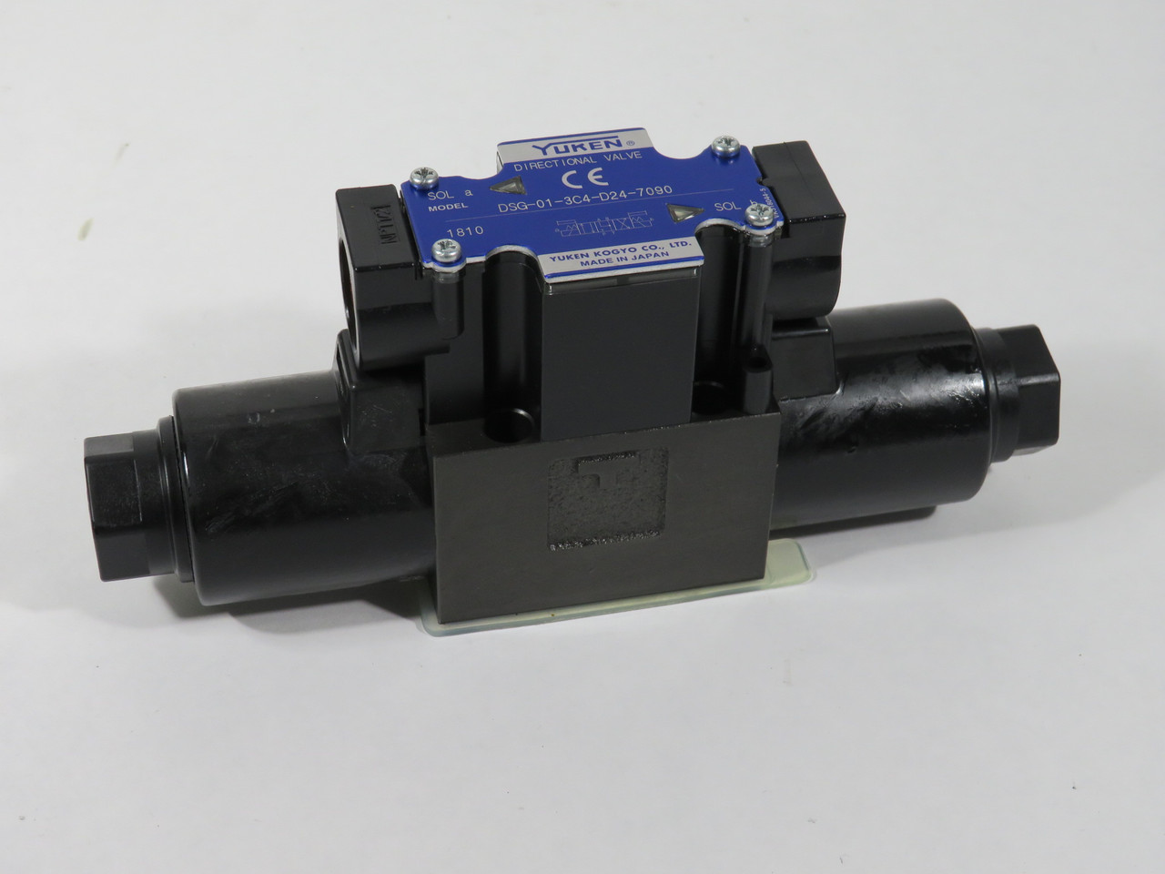 Yuken DSG-01-3C4-D24-7090 Directional Valve 24VDC 3-Position COS DMG NEW