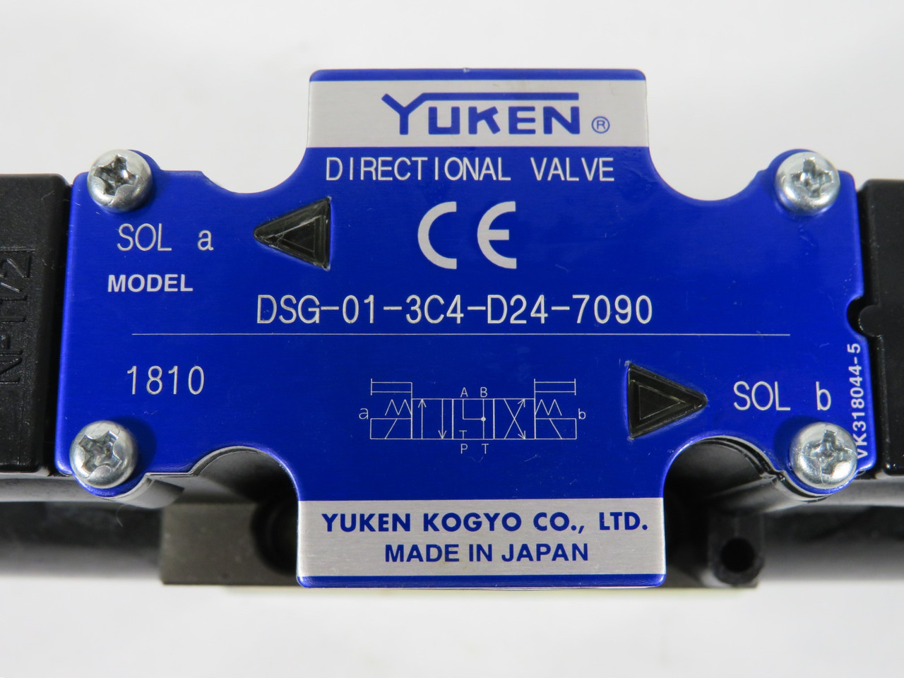 Yuken DSG-01-3C4-D24-7090 Directional Valve 24VDC 3-Position SHELF WEAR NEW