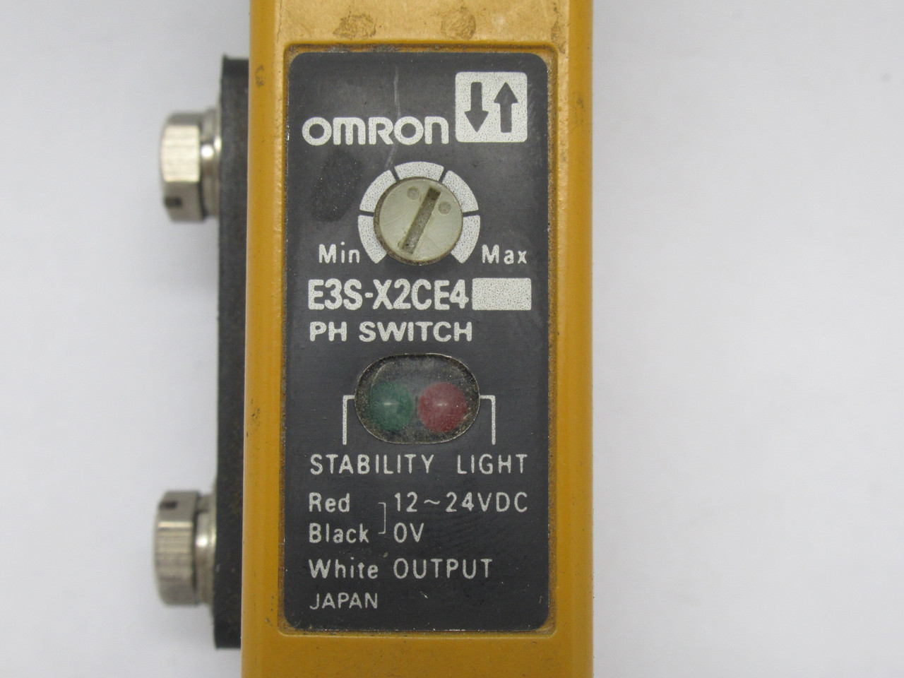 Omron E3S-X2CE4 Photoelectric Switch w/ Mounting Bracket 12-24V 6.5Ft Cable USED