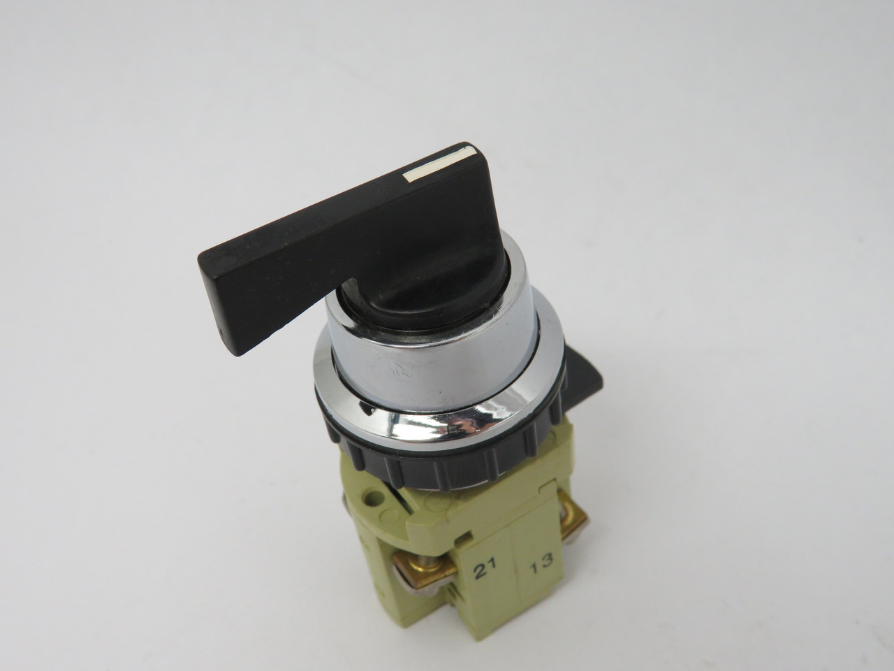 Generic 3Pos Wide Base Selector Switch Spring Back Right 1NC 1NO 10A 250VAC USED