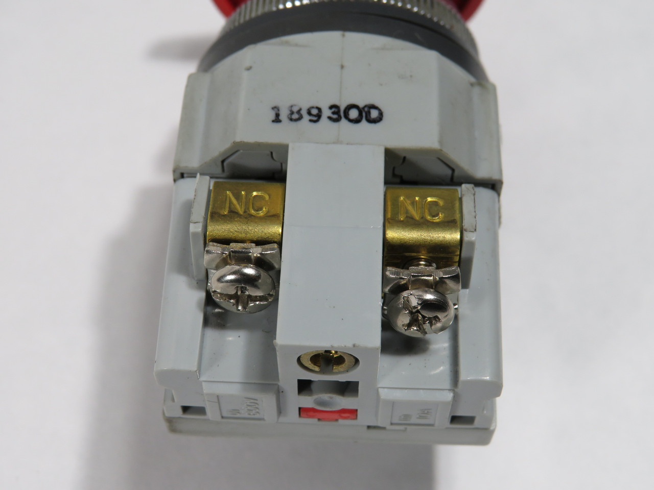 IDEC AVN301NR Mushroom Push Lock Turn Reset Switch 1NC 40mm Red USED