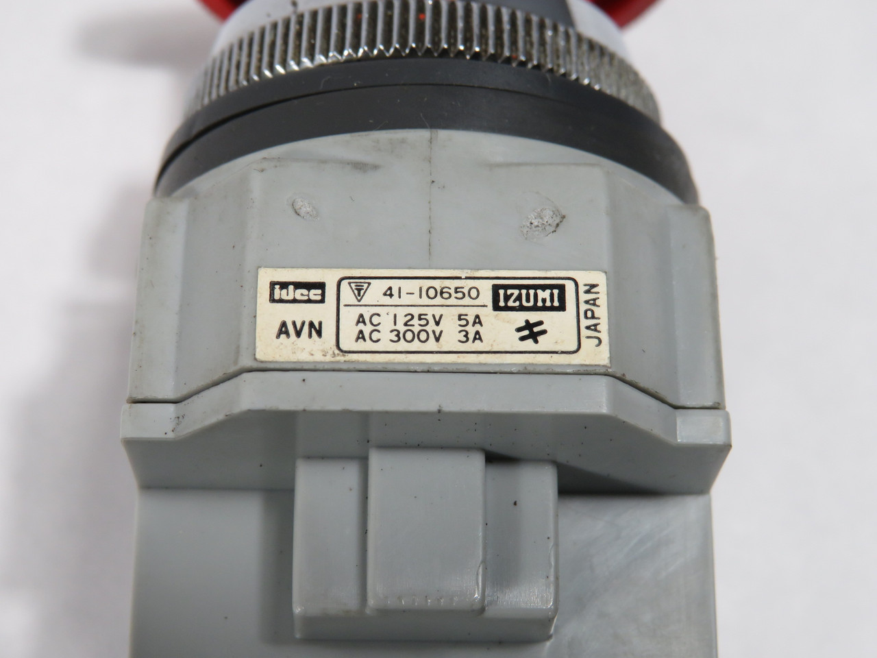 IDEC AVN301NR Mushroom Push Lock Turn Reset Switch 1NC 40mm Red USED