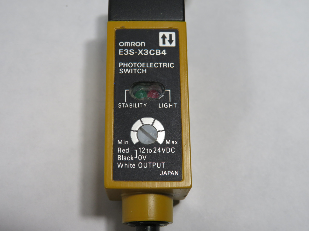 Omron E3S-X3CB4 Photoelectric Switch 12-24VDC PNP 2m L BOX DAMAGE NEW