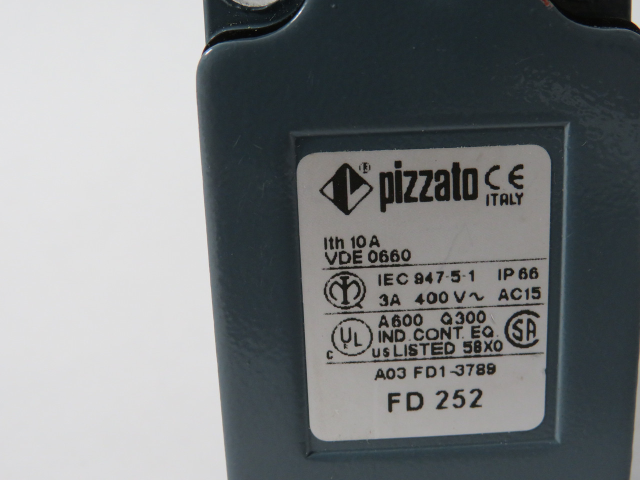 Pizzato FD-252 Roller Lever Limit Switch 10/3A 400VAC 2x(1NO-1NC) NOP