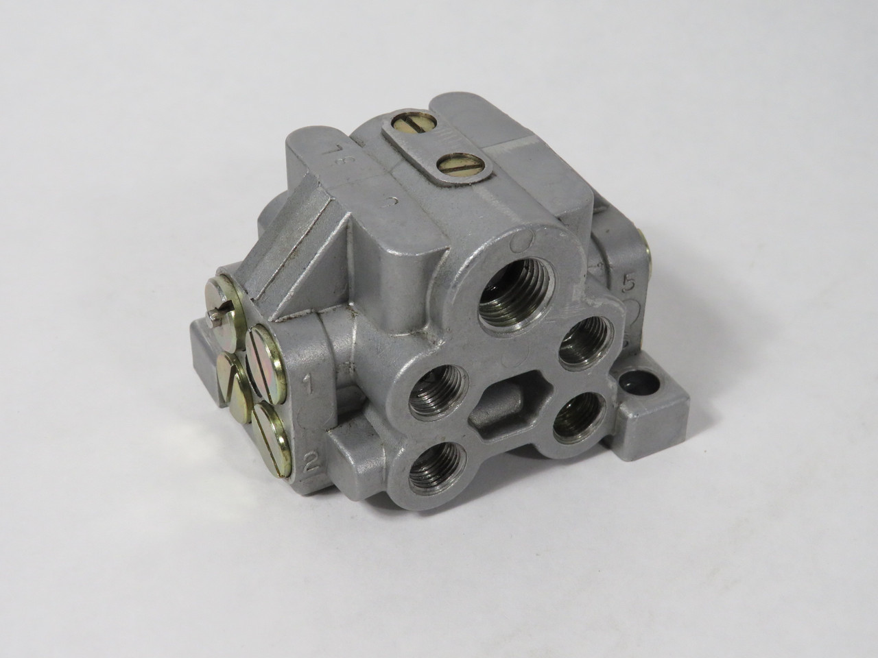 IHI 37801-3 U-8L Distributor Block 8 Outlets USED