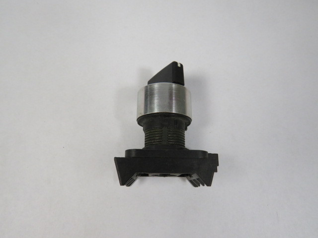 Allen-Bradley 800EM-SM32 Selector Switch w/ Mounting Latch 3-Position USED