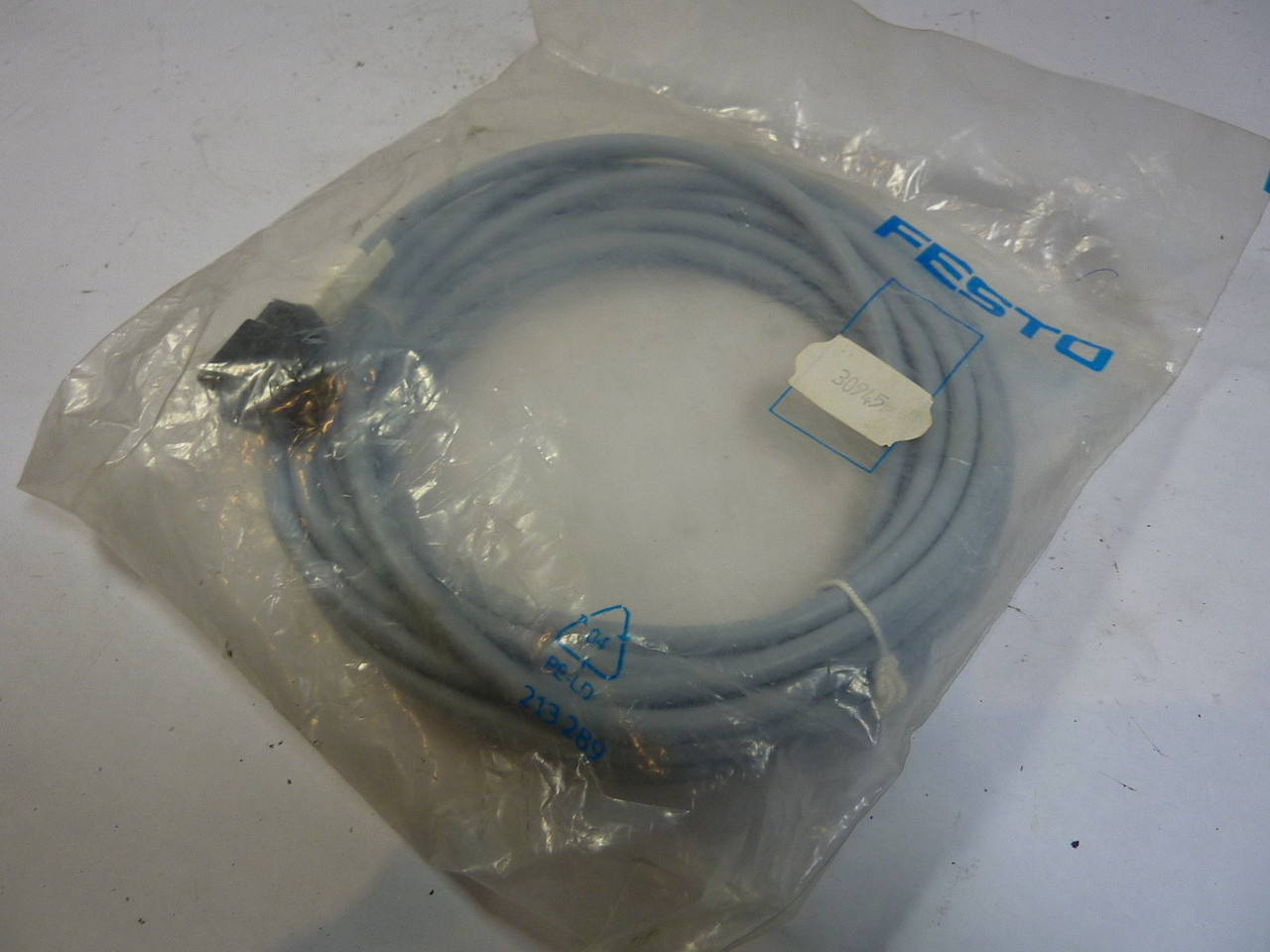 Festo 30945 KME-1-24-5-LED Cable Connector 24VDC 5M NEW