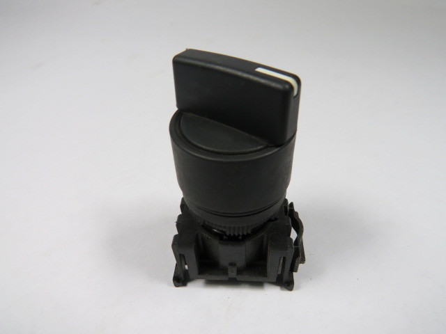 Allen-Bradley 800EP-SM22 Selector Switch w/ Mounting Latch 2-Position USED