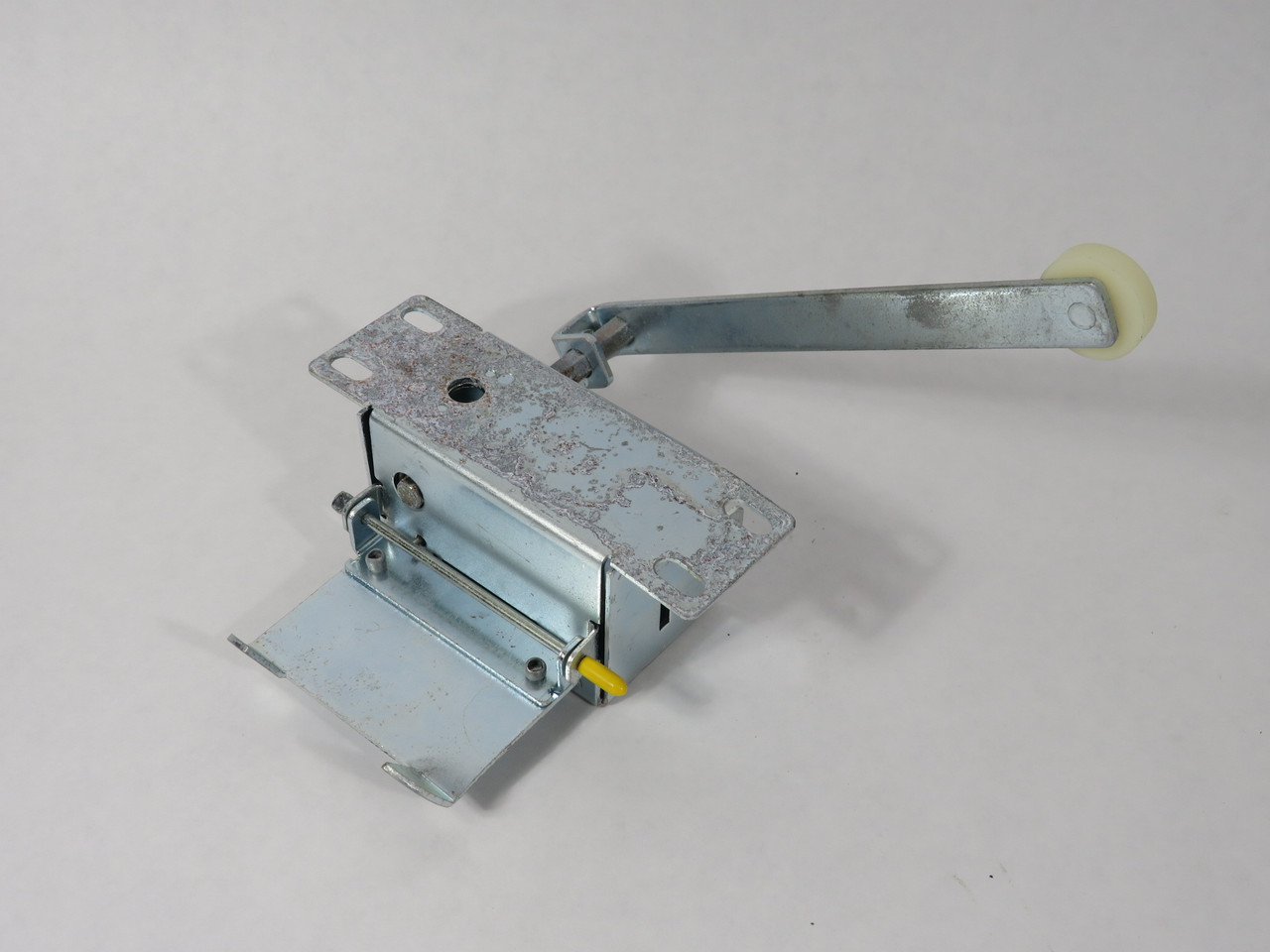 Saginaw Control SCE-103758 Mechanical Interlock for Enclosure COSMETIC DMG USED