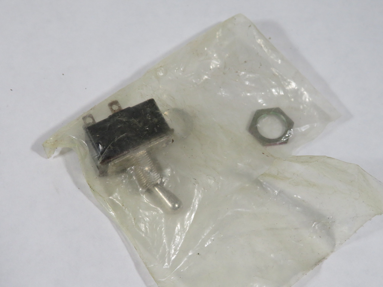 Eaton 8370K107 Toggle Switch ON-NONE-OFF 3A/250VDC 6A/125VAC DPST NOP