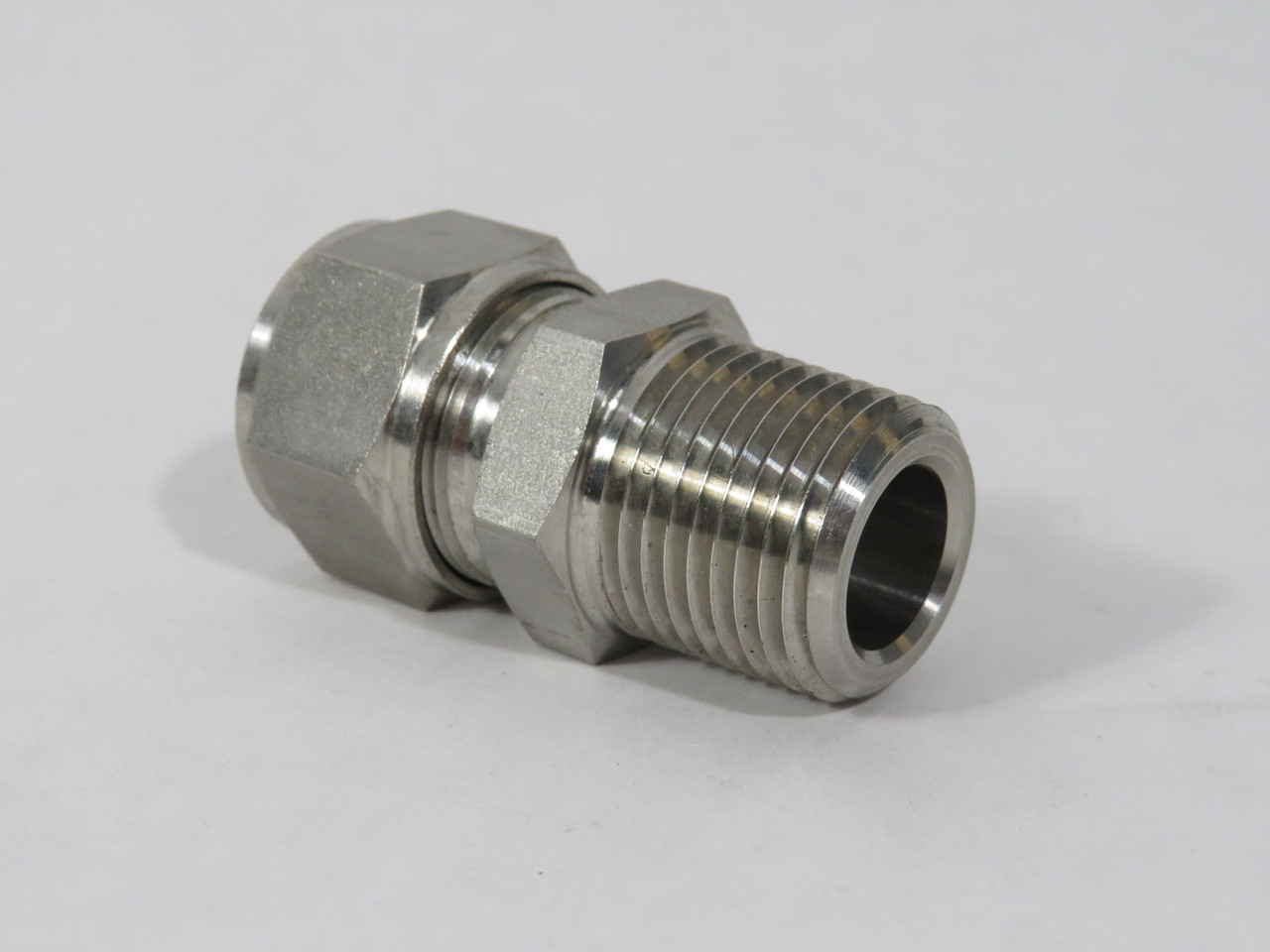 Hoke 10CM8316 Gyrolok Male Connector 5/8" Tube OD 1/2" NPT SHELF WEAR NOP