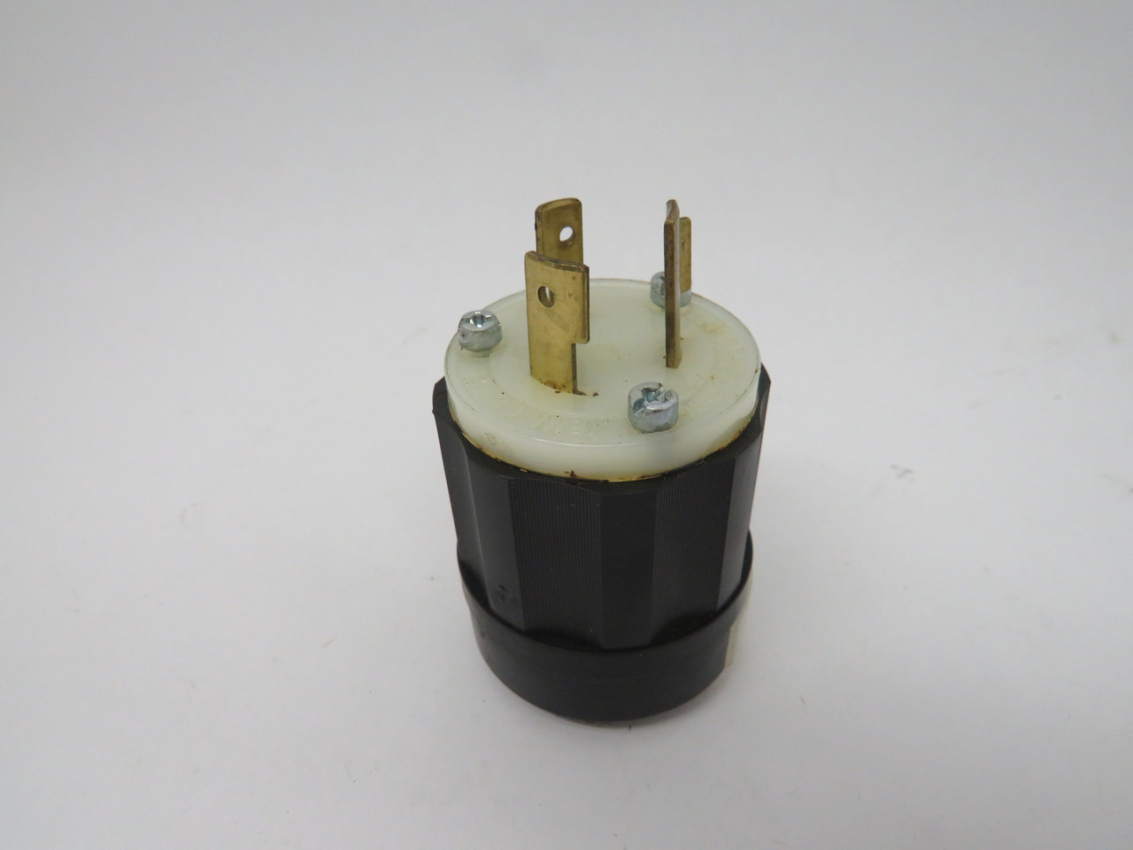 Leviton 2341 L8-20P Plug 20A 480VAC 3W 2P USED