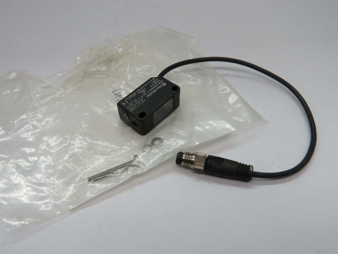 Allen-Bradley 42JS-P2MPA2-Y4 Photoelectric Sensor 10-30VDC MISSING SCREW NWB