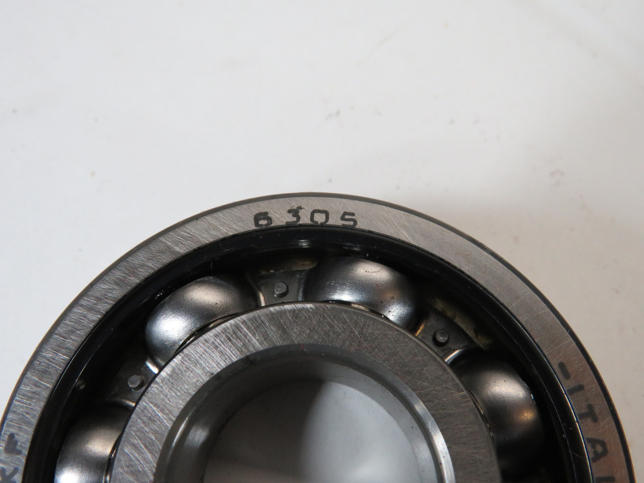 SKF 6305 Deep Groove Ball Bearing 62mm OD 25mm ID 17mm W BOX DAMAGE NEW