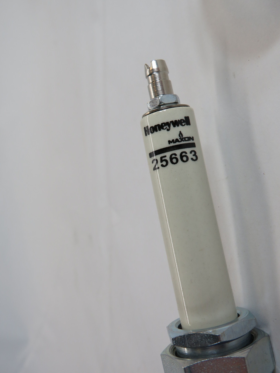 Maxon 25663 Spark Ignitor Flame Rod 1/2-14 NPTM 14mm" Dia WRITING ON BOX NEW