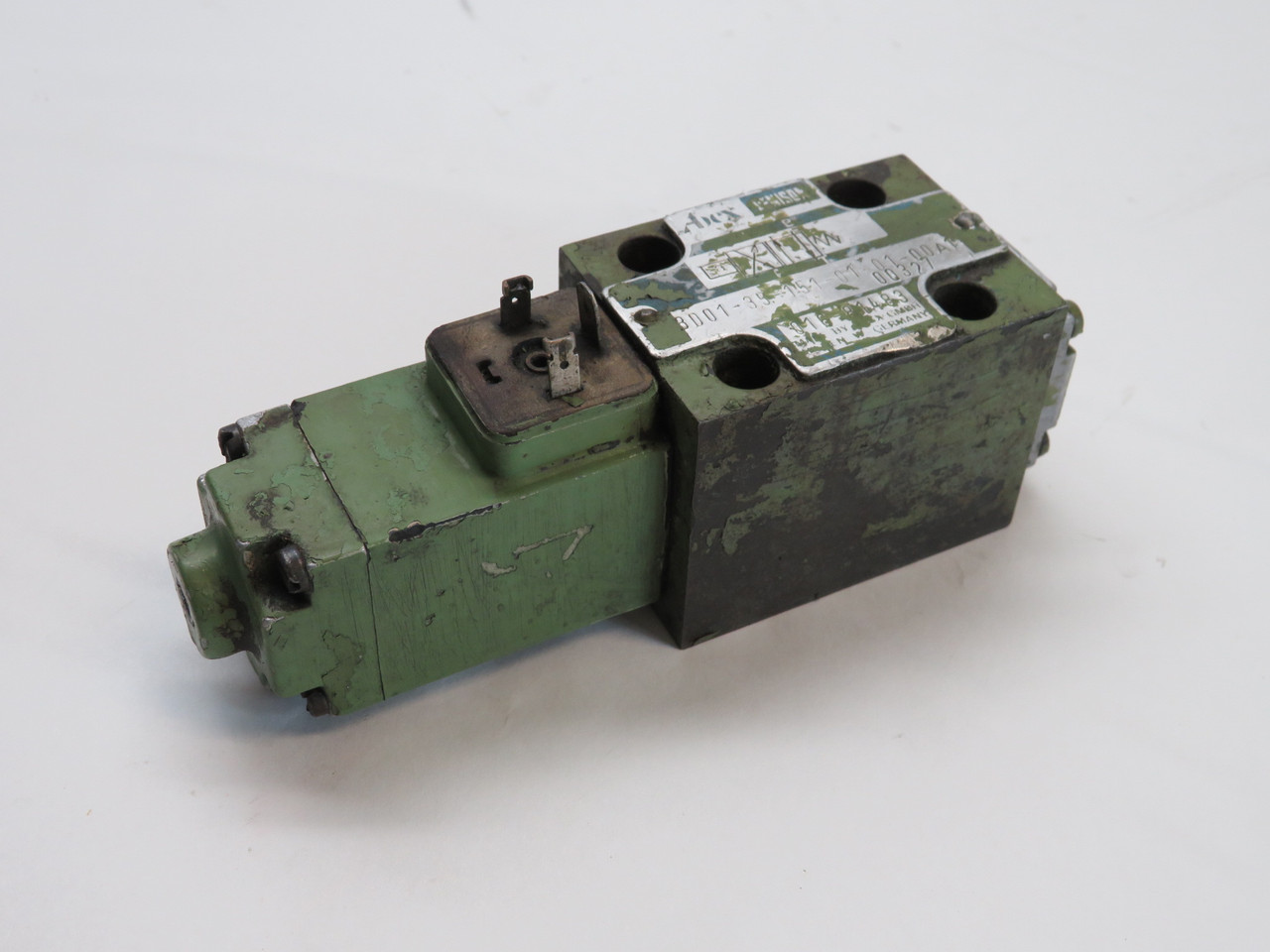 Denison 3D01-35-151-01-01-00A1 Directional Control Valve PAINTED USED
