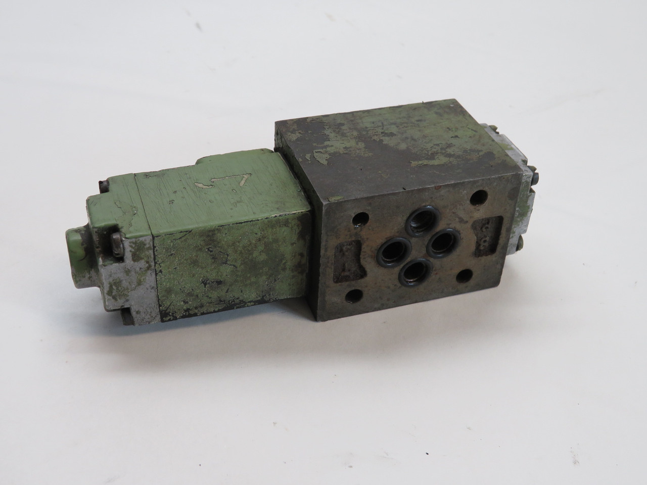 Denison 3D01-35-151-01-01-00A1 Directional Control Valve PAINTED USED